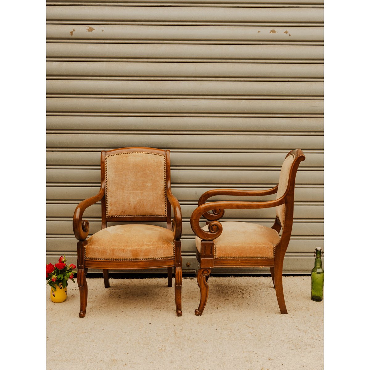 Paire de fauteuils en bois et velours beige Ernest N°1644 - Bon état bois foncé, DEBONGOUT