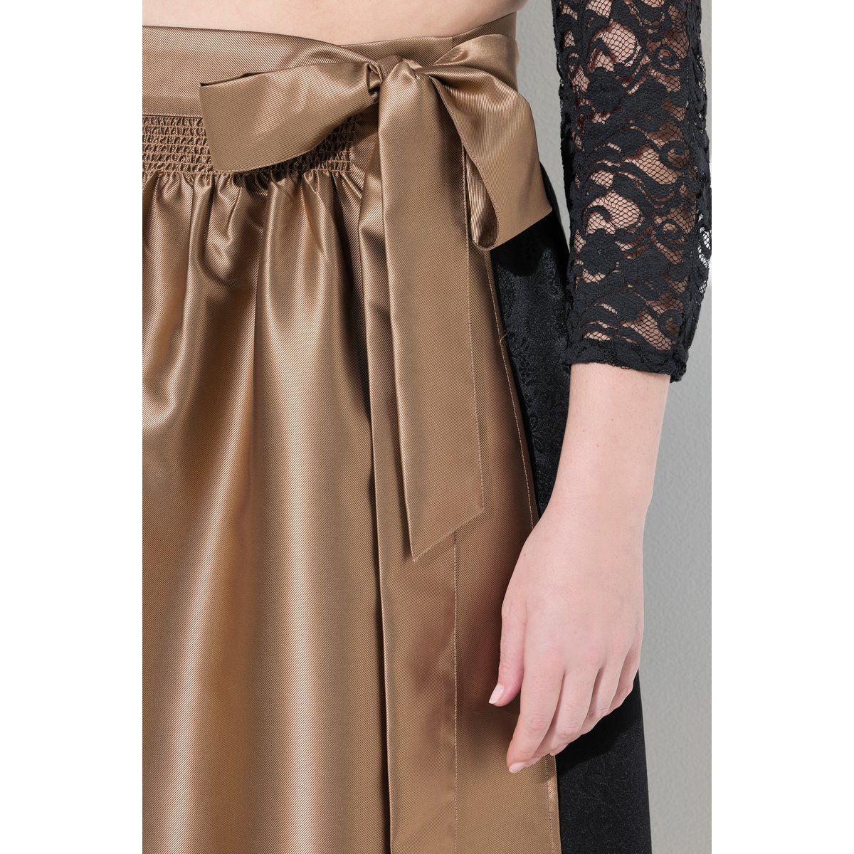 Tablier Dirndl réversible. Tissu smocké et noir, ULLA POPKEN