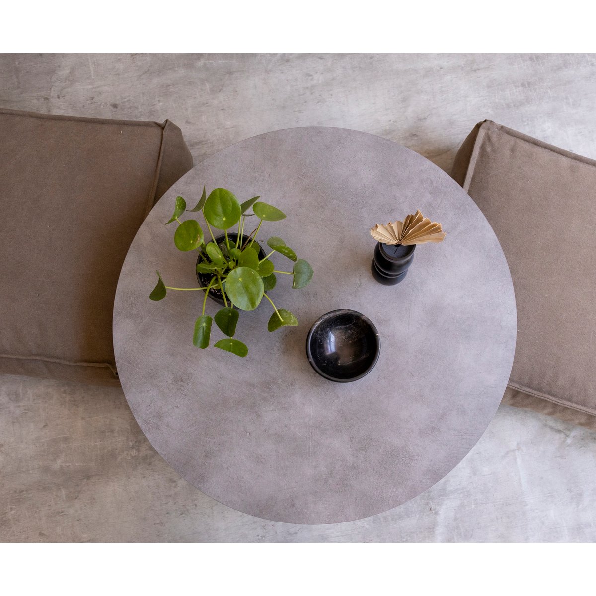 Table basse ronde PAUSA gris microciment, REALLY NICE THINGS