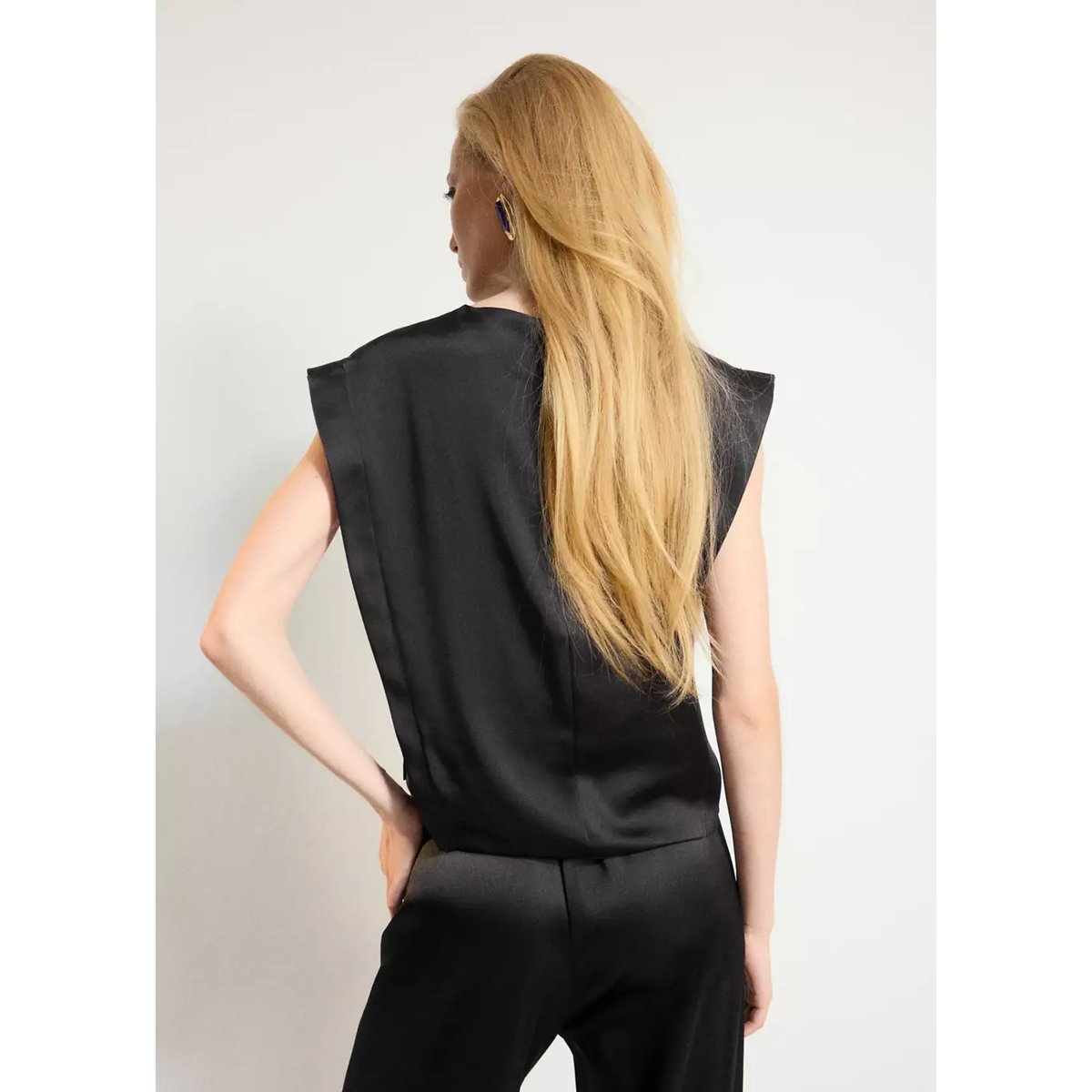 Blouse satinée sans manches noir, MANGO