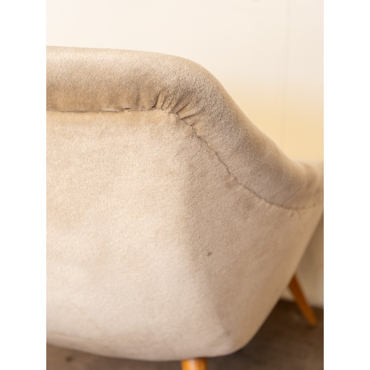 Fauteuil en bois et velours beige Ernest N°1548 - Bon état bois clair, DEBONGOUT
