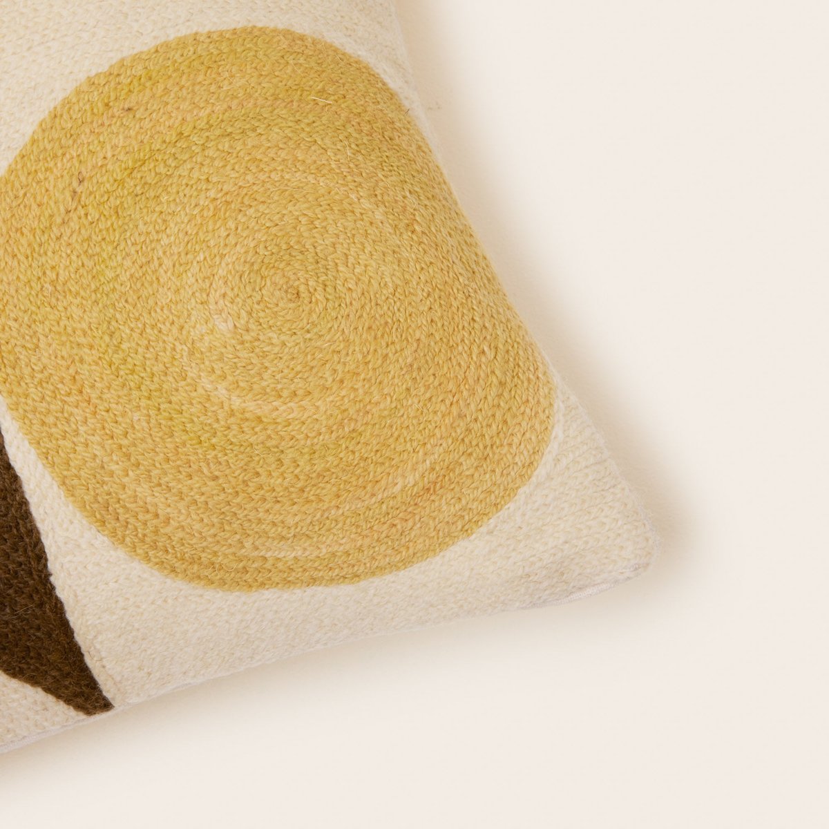 Housse De Coussin en Motif graphique brodé au point de chainette FERGUS sables et vert, MADURA