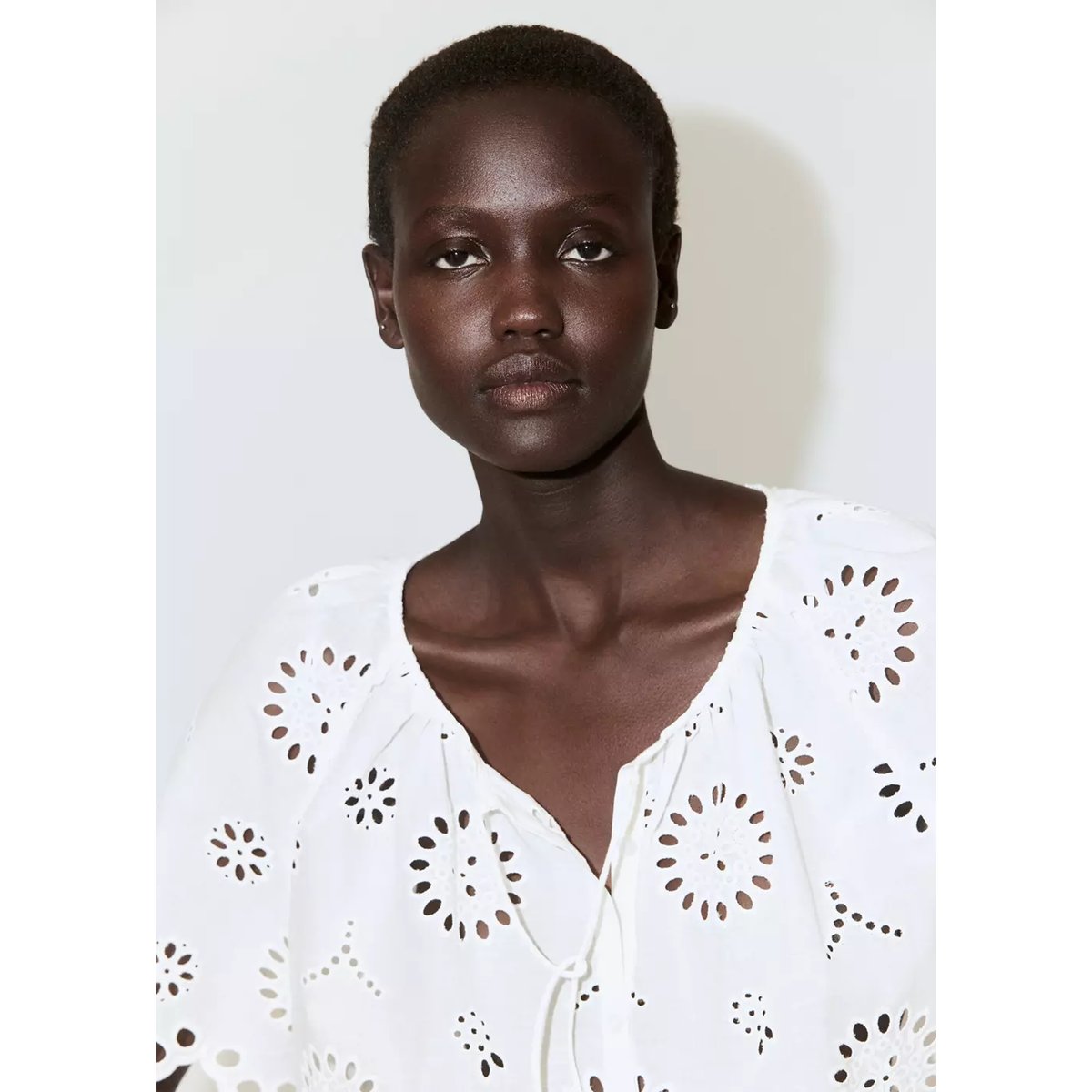 Blouse 100 % coton à broderies ajourées blanc cassé, MANGO
