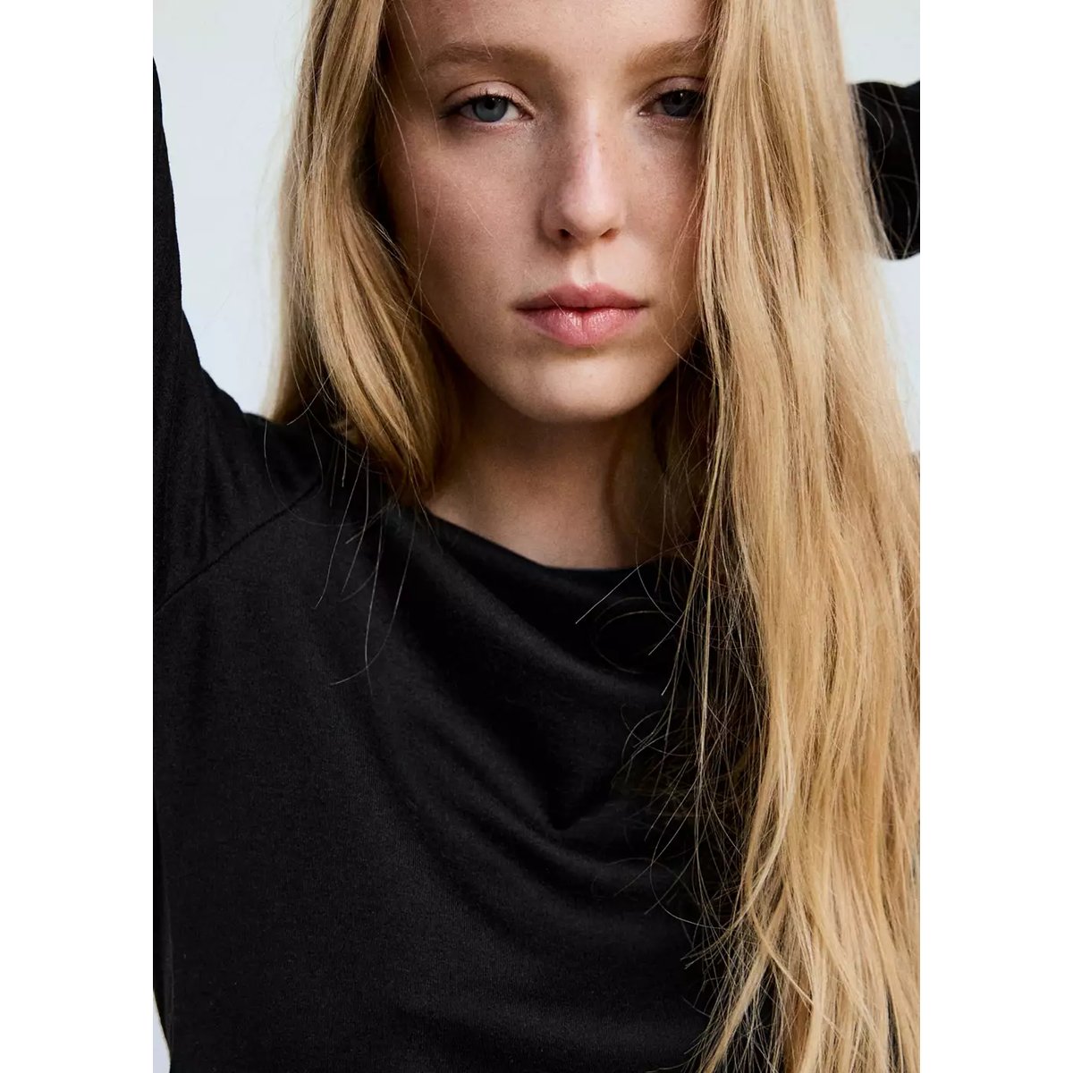 T-shirt cintré liserés dentelle noir, MANGO