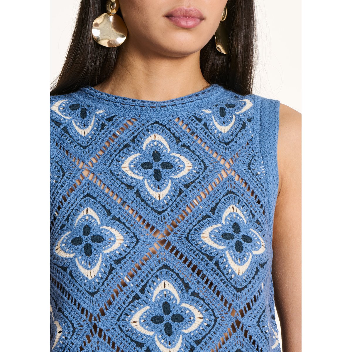 Pull sans manches maille crochet coloré bleu/ecru, LA FEE MARABOUTEE