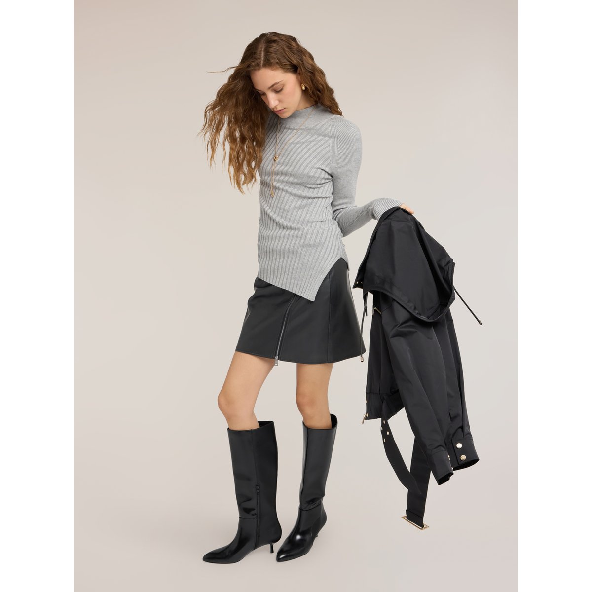 Pull à côtes diagonales avec ourlet asymétrique gris, MOTIVI