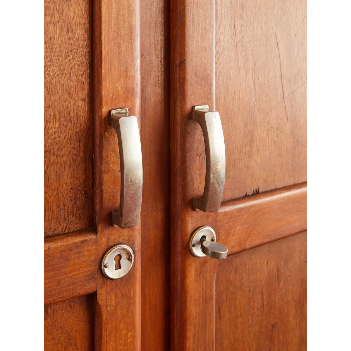 Armoire en bois Blandine N°466 - Bon état bois foncé, DEBONGOUT