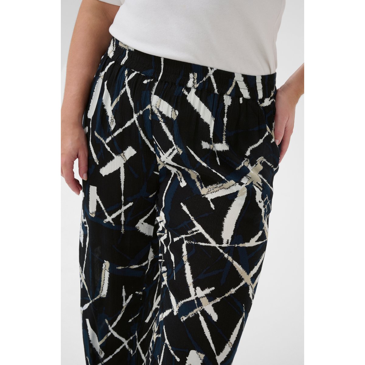 Pantalon casual imprimé black/midnight marine graphic, KAFFE CURVE