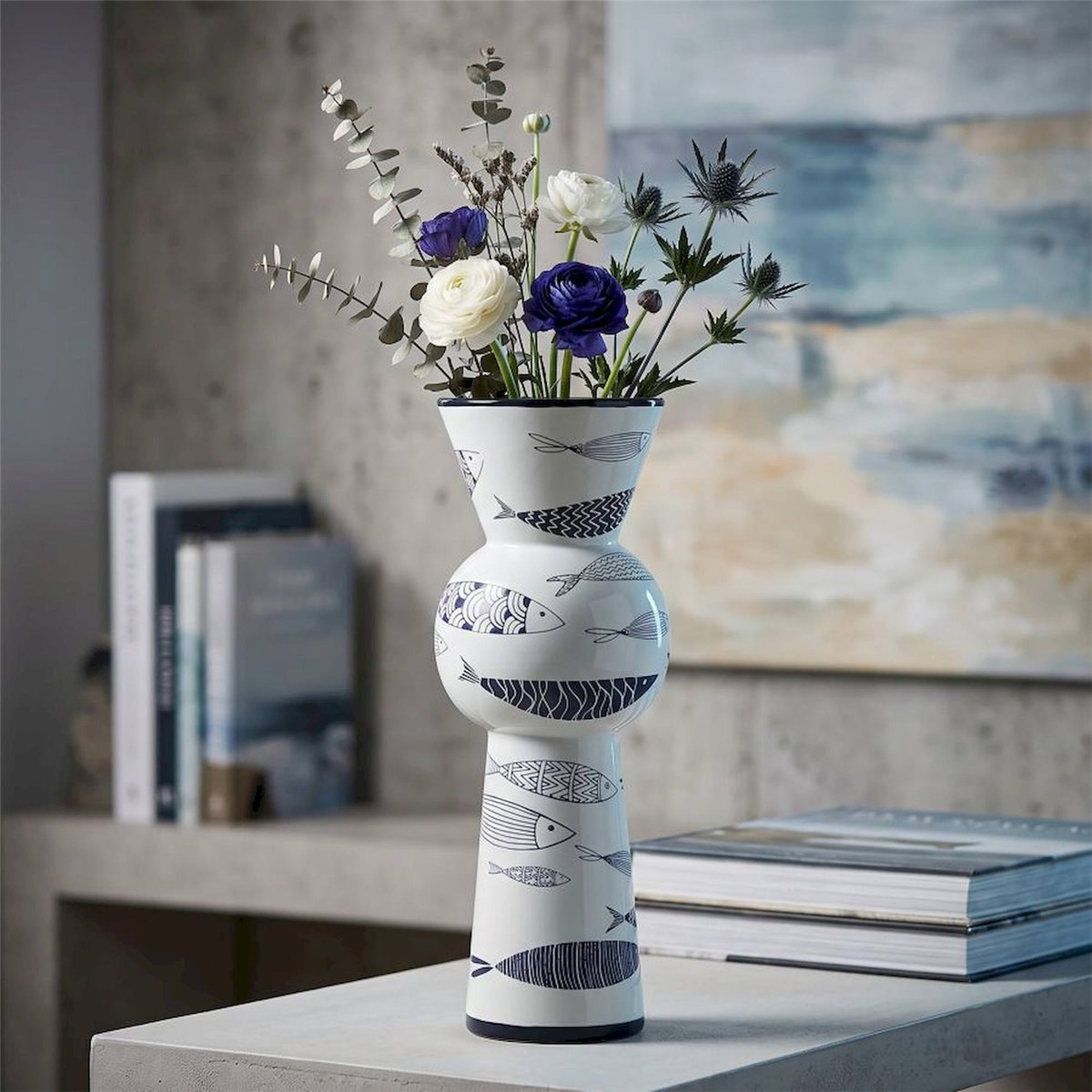 Vase haut en céramique motif poissons MODERN blanc avec décorations bleues, RECOLLECTION