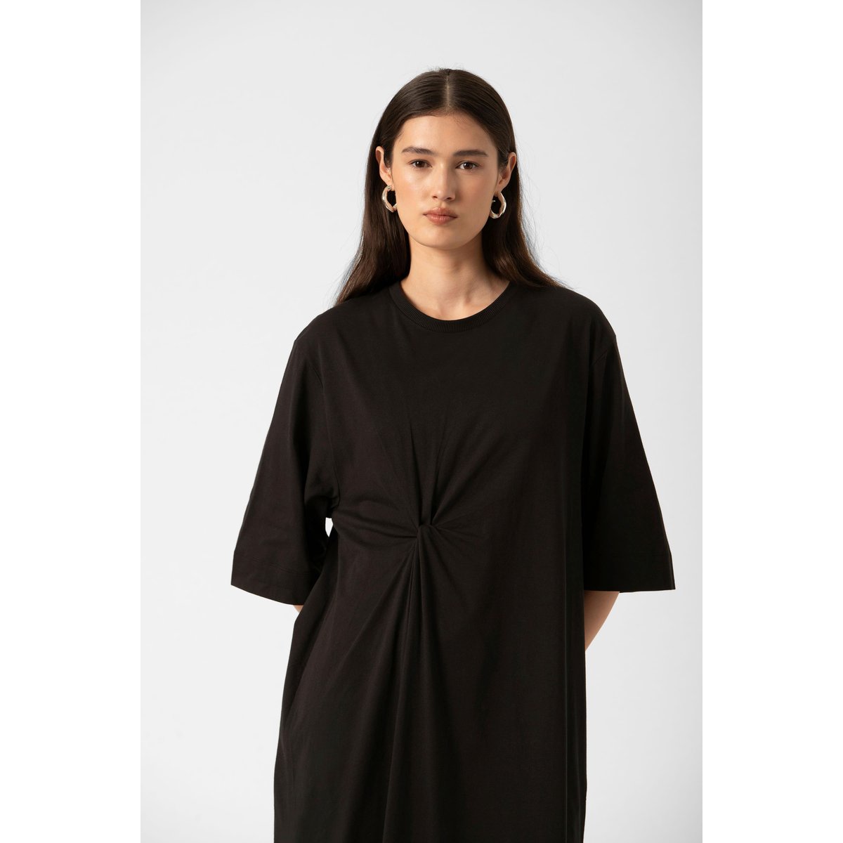 Robe noir, SOAKED IN LUXURY