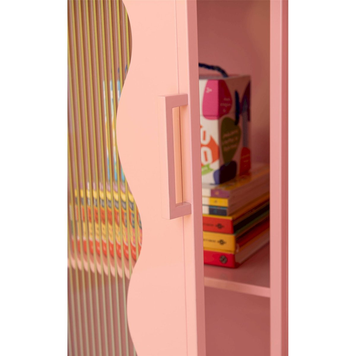 Armoire vitrine en métal à porte vague rose clair, RECOLLECTION