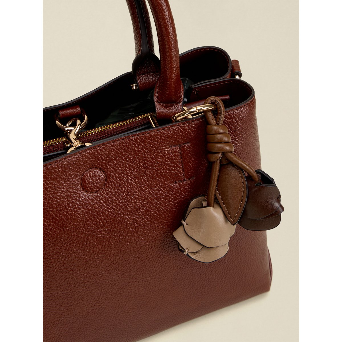 Sac à bandoulière avec charms floraux marron, OLTRE