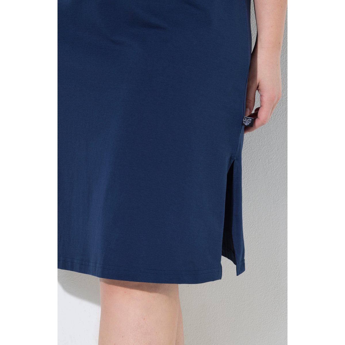 Chemise de nuit avec poche poitrine en satin bleu nuit, ULLA POPKEN