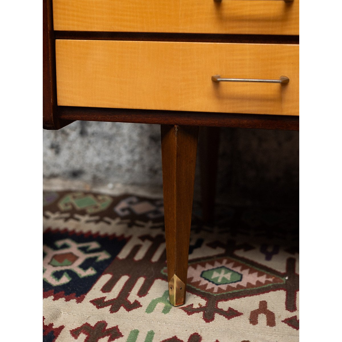 Enfilade bicolore à deux niveaux Margaret N°495 - Bon état bois clair, DEBONGOUT