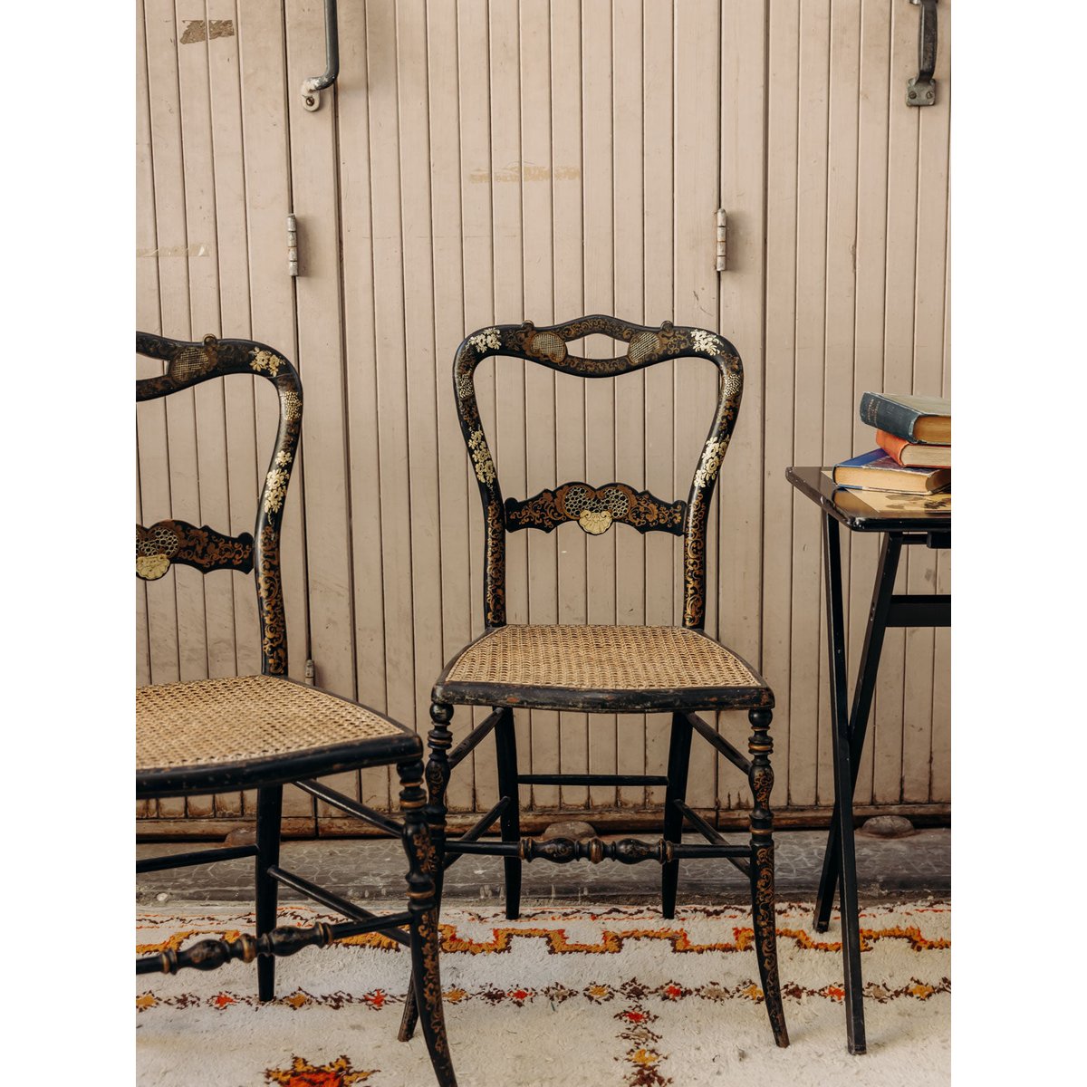Paire de chaises au style asiatique Claude N°1601 - Bon état noir, DEBONGOUT