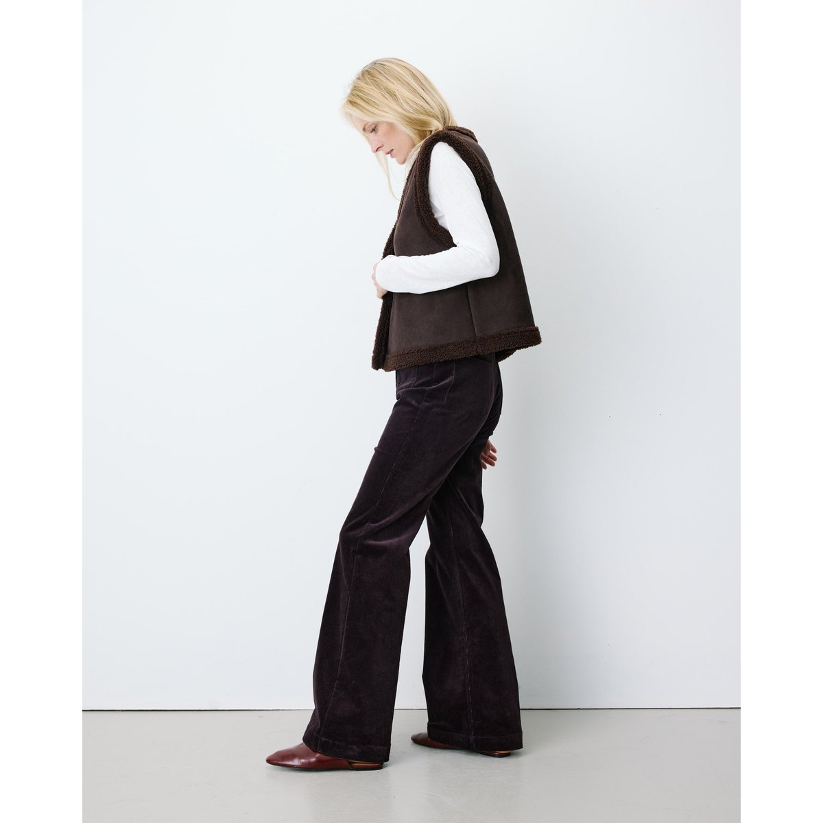 Veste sans manches en fausse shearling col V coffee Anya chocolat, GRACE & MILA