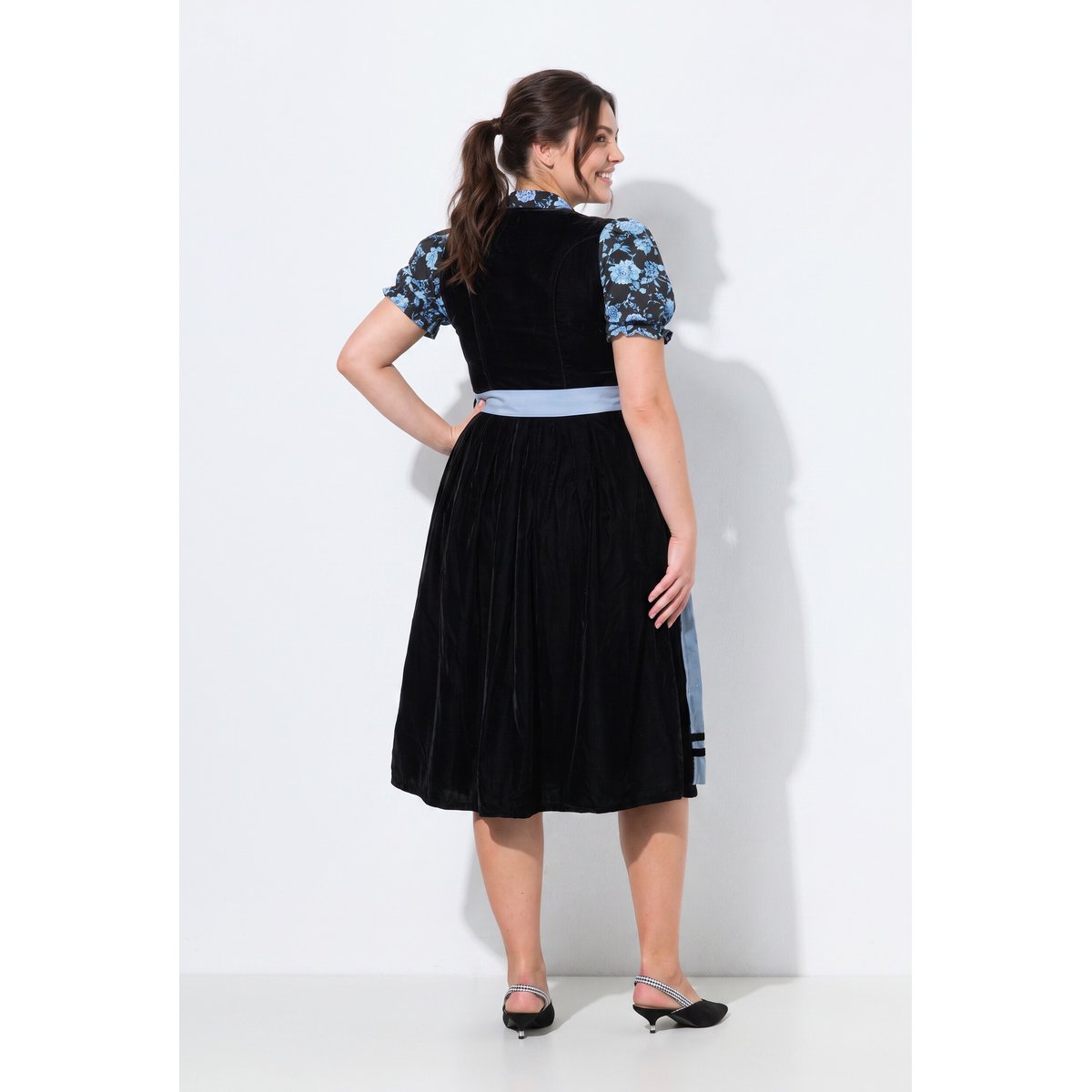 Dirndl en velours noir, ULLA POPKEN
