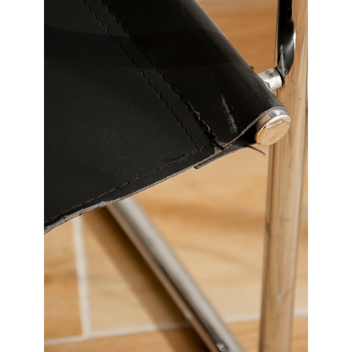 Chaise à l'assise en cuir noir Alma N°1869 - Bon état noir, DEBONGOUT