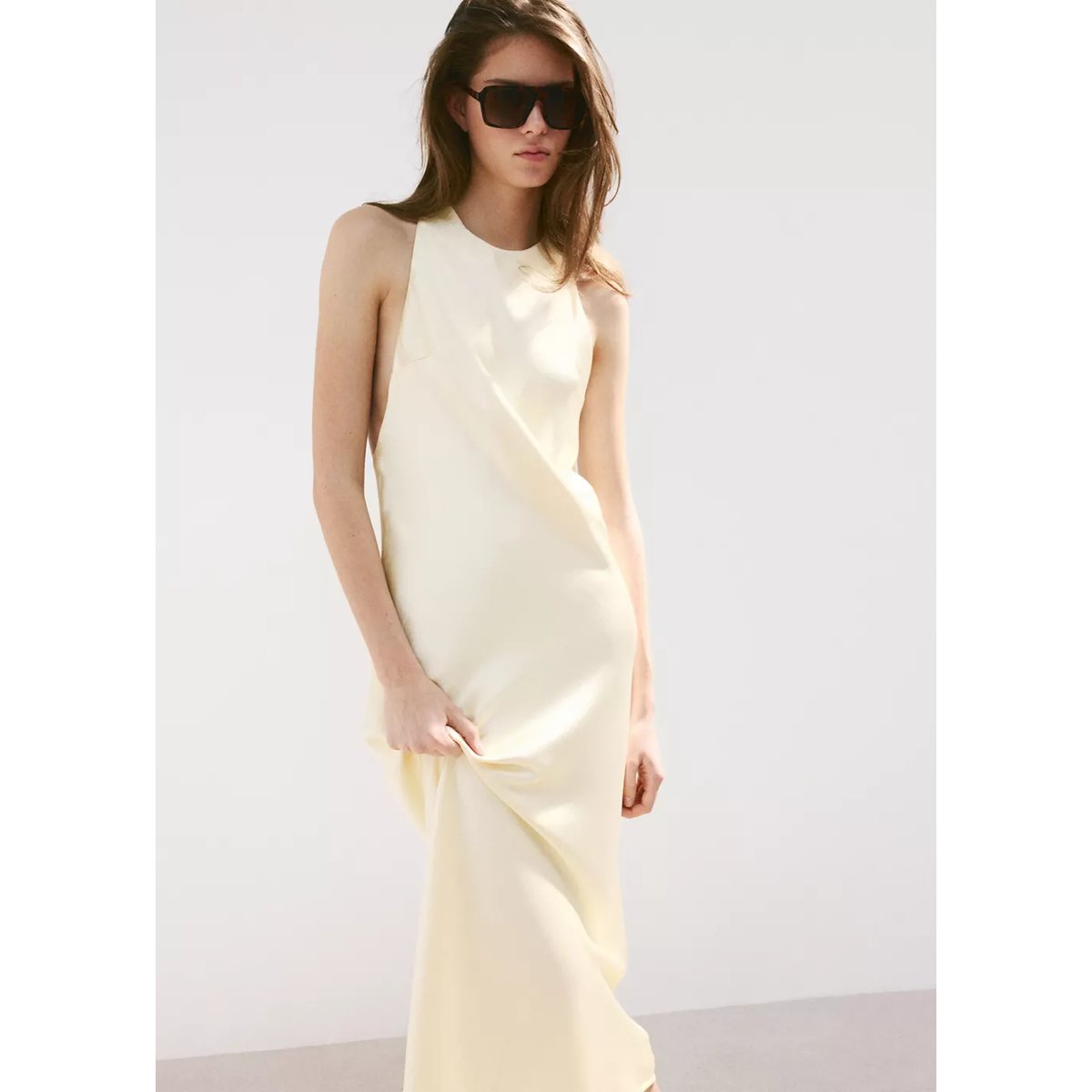 Robe satinée à détails sur le dos jaune pastel, MANGO