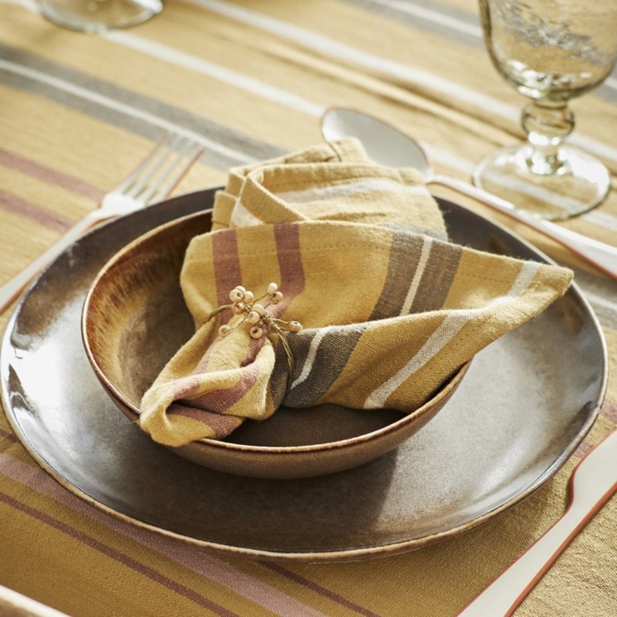 Assiette plate rustique grès marron, MADAM STOLTZ