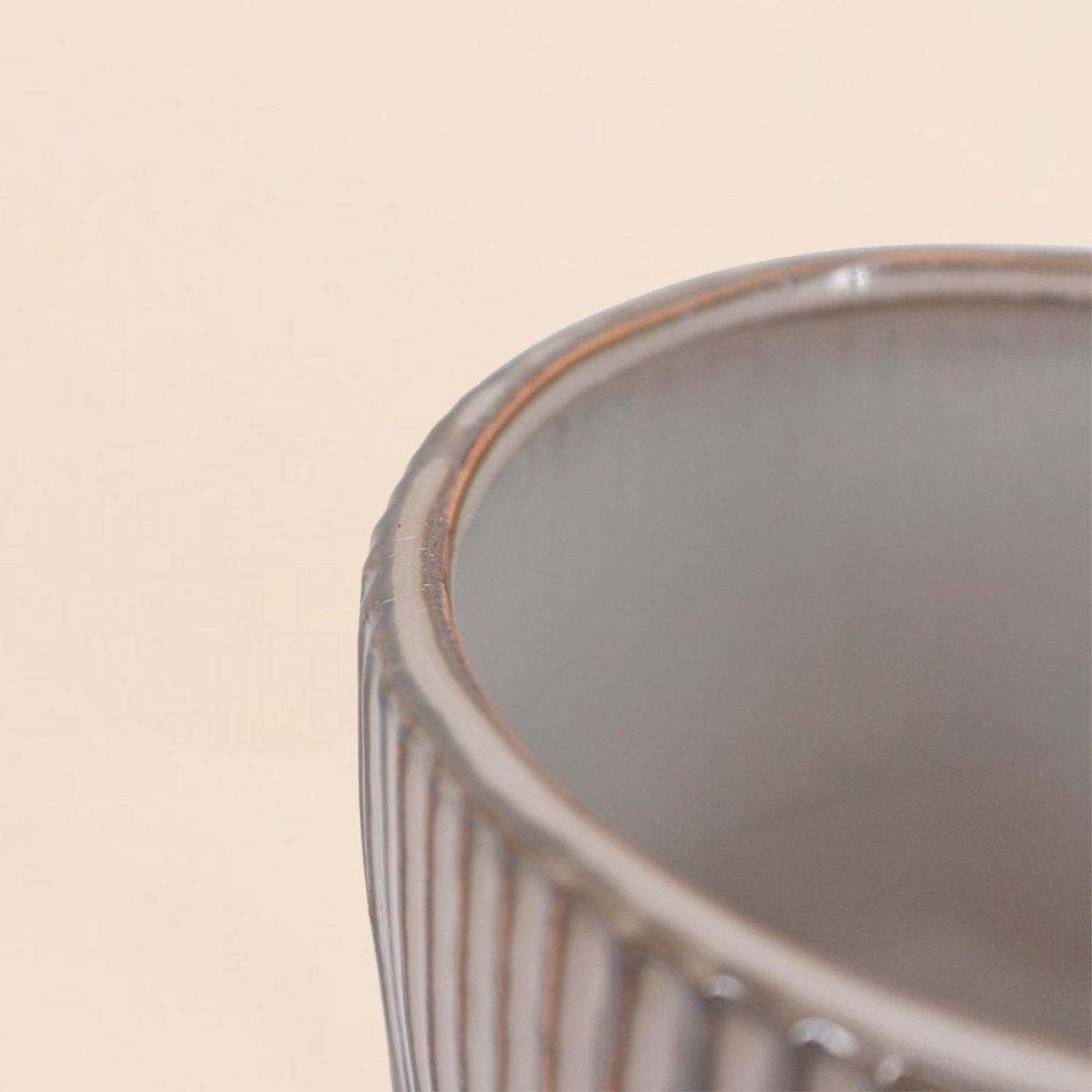 Cache-pot en céramique striée 13cm marron, ORNAMI