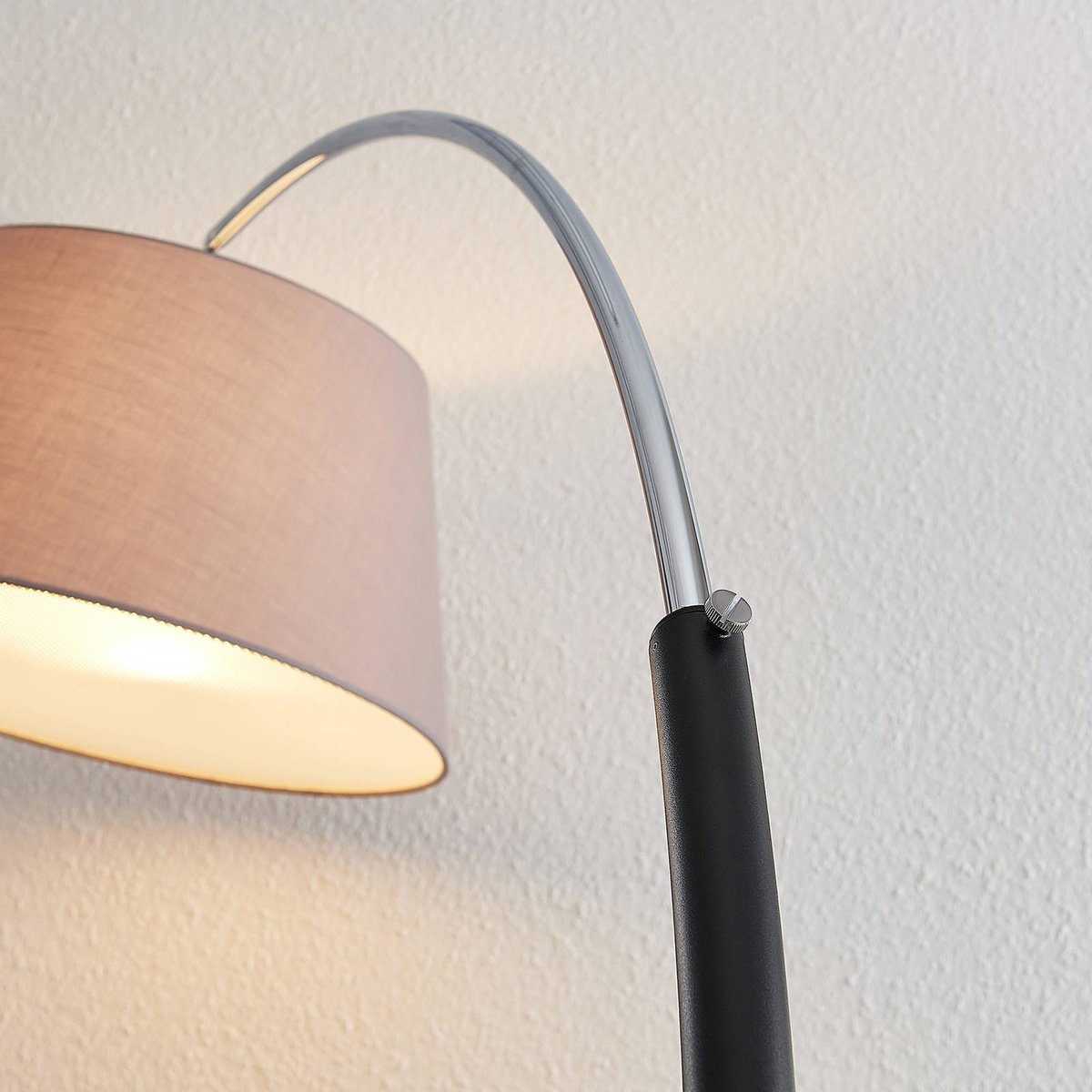 Lampadaire en textile moderne, Evelyna gris, chrome, noir, LUCANDE