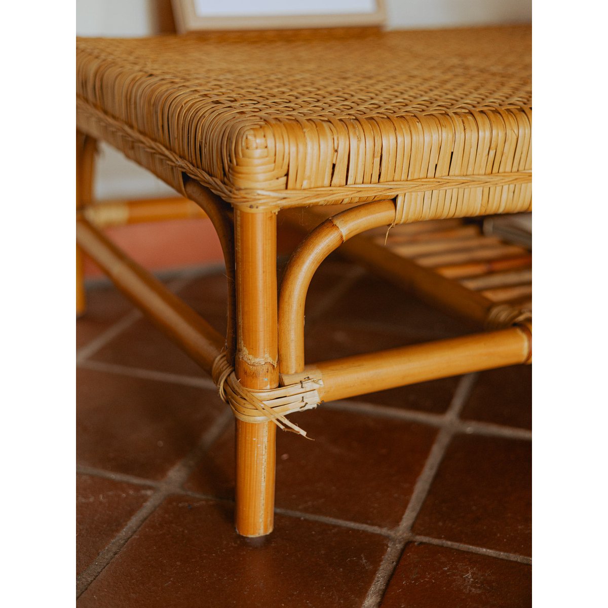 Table basse en osier et surface en cannage Léonie N°1074 - Bon état bois clair, DEBONGOUT