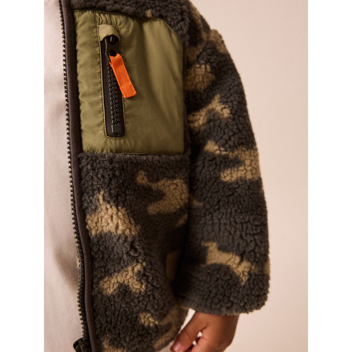 Polaire zippée à col cheminée en peau lainée camouflage, NEXT