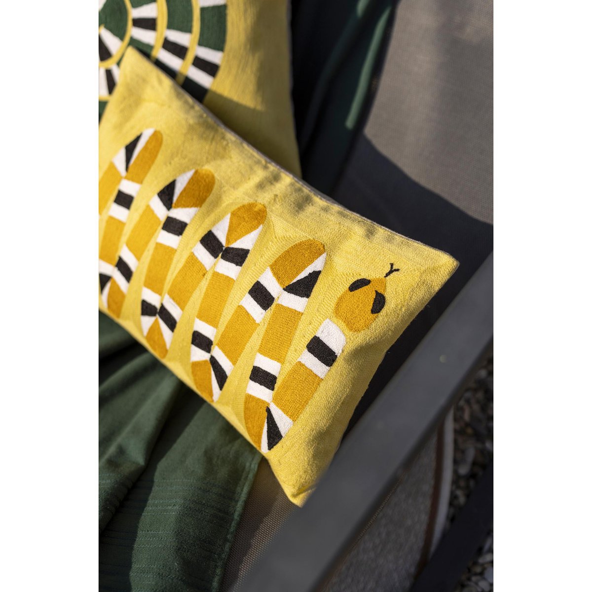 Coussin brodé Yoka mangue, VIVARAISE