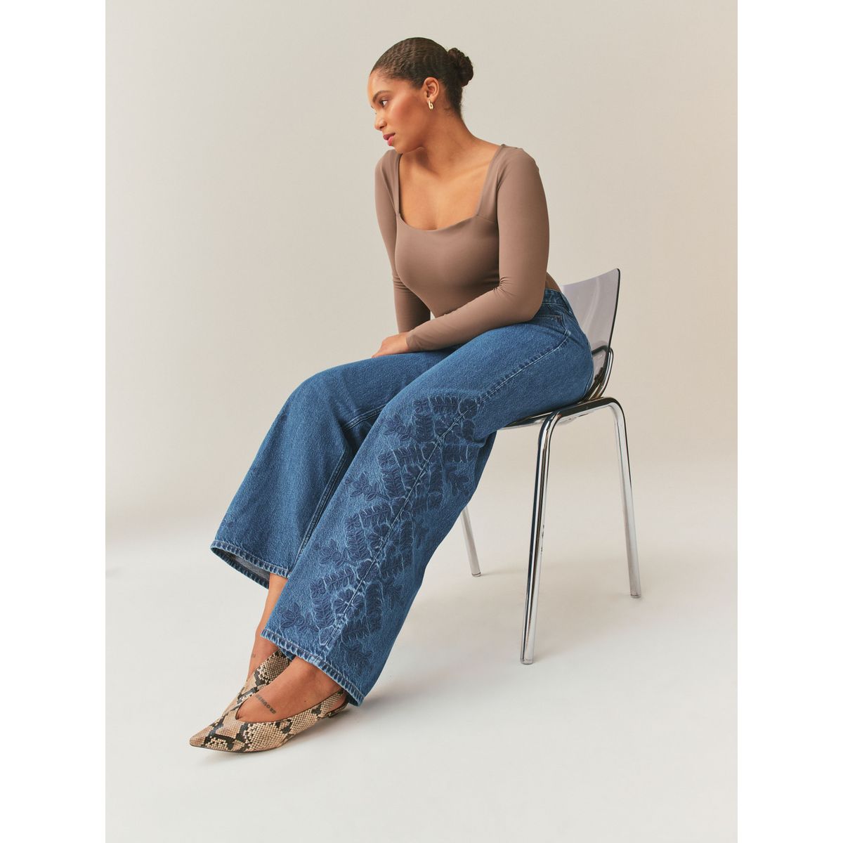 Jean large sablier denim bleu moyen brodé, NEXT