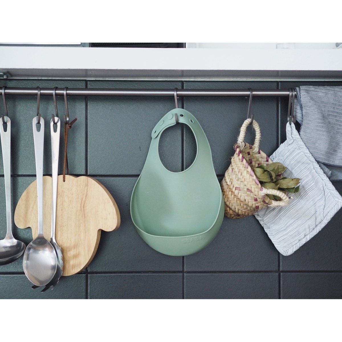 Lot de 2 bavoirs en silicone vert sauge, BEABA