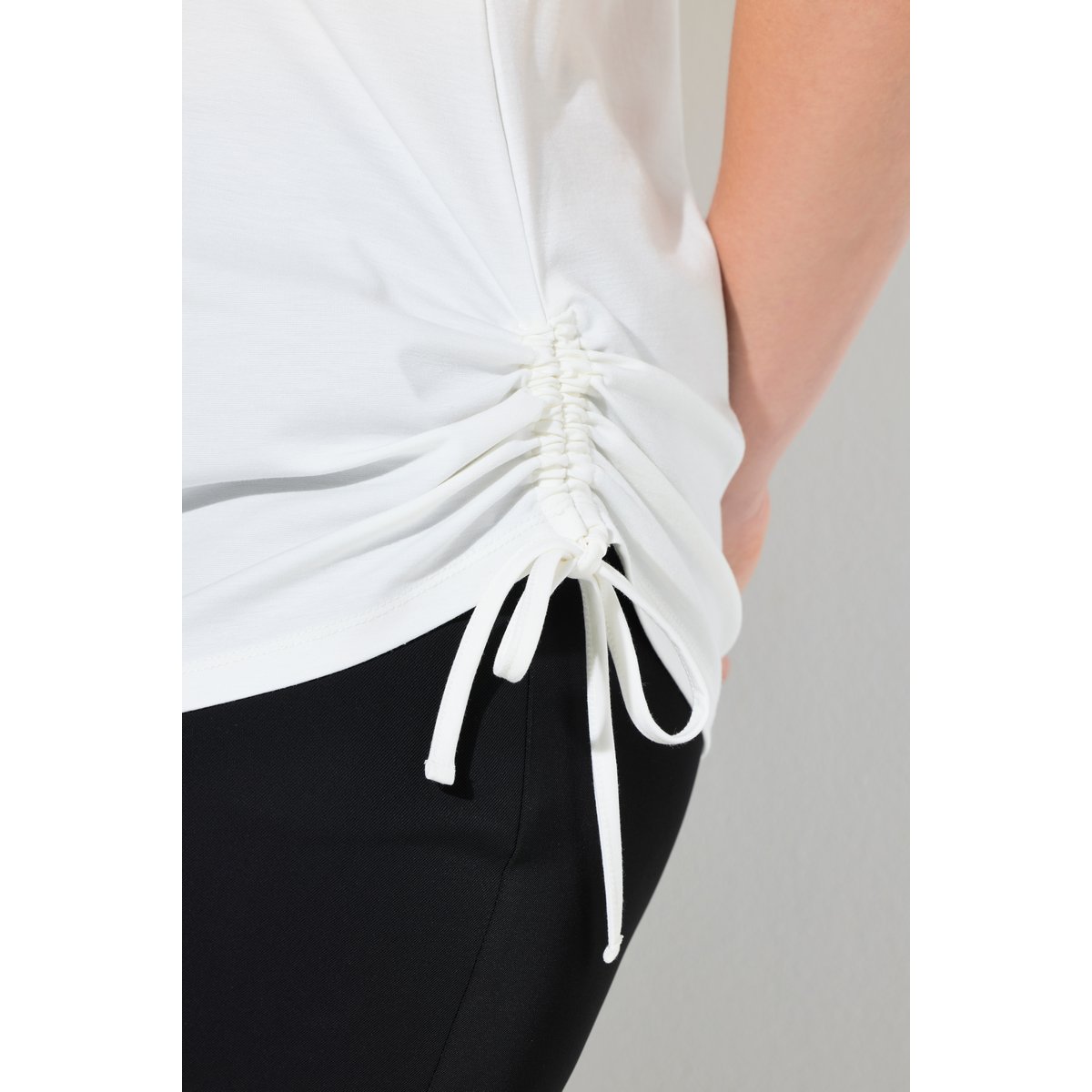 T-shirt décolleté en V et manches courtes blanc cassé, ULLA POPKEN