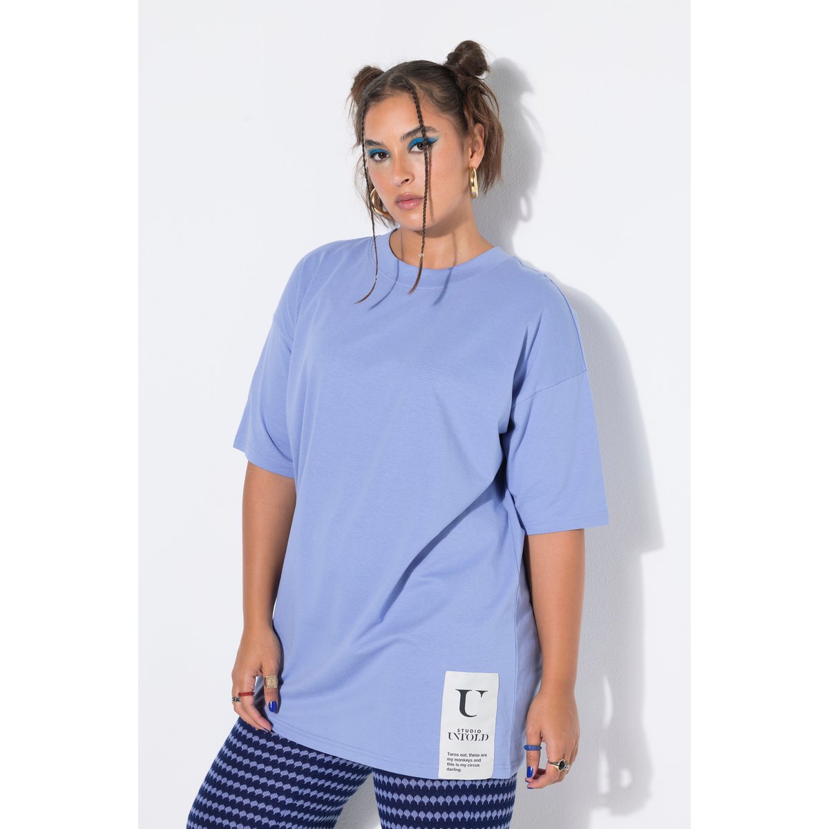 T-shirt oversize. Manches courtes. Patch bleu clair, STUDIO UNTOLD