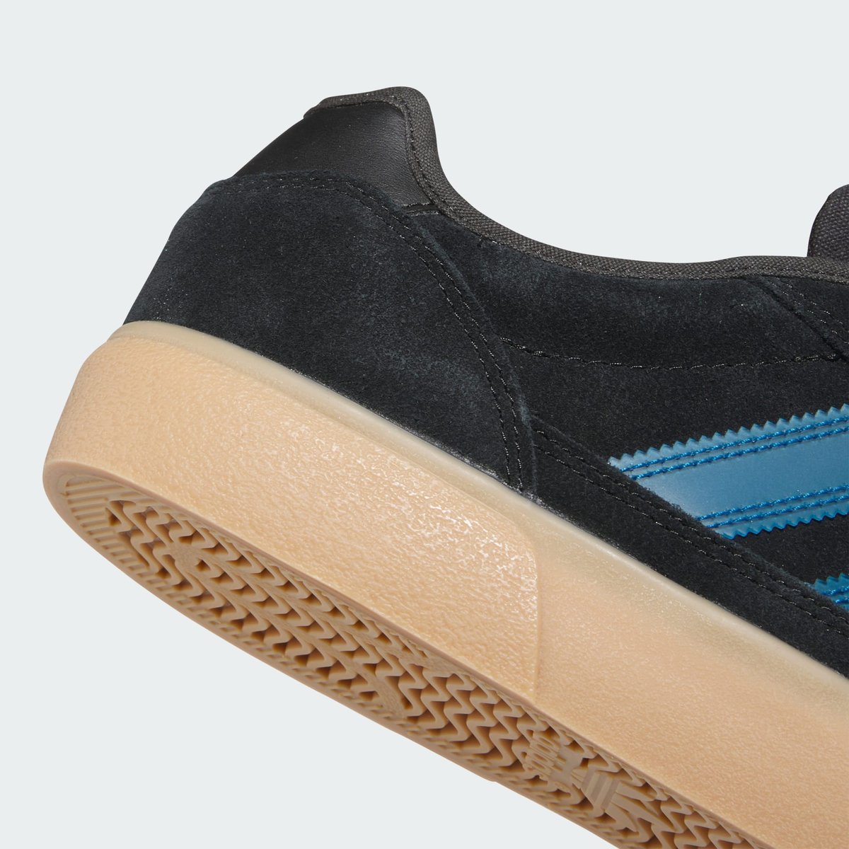 Chaussure Court Tns Premiere Chaussure Court Tns Premiere core black / lucid ray blue / gum, adidas Originals