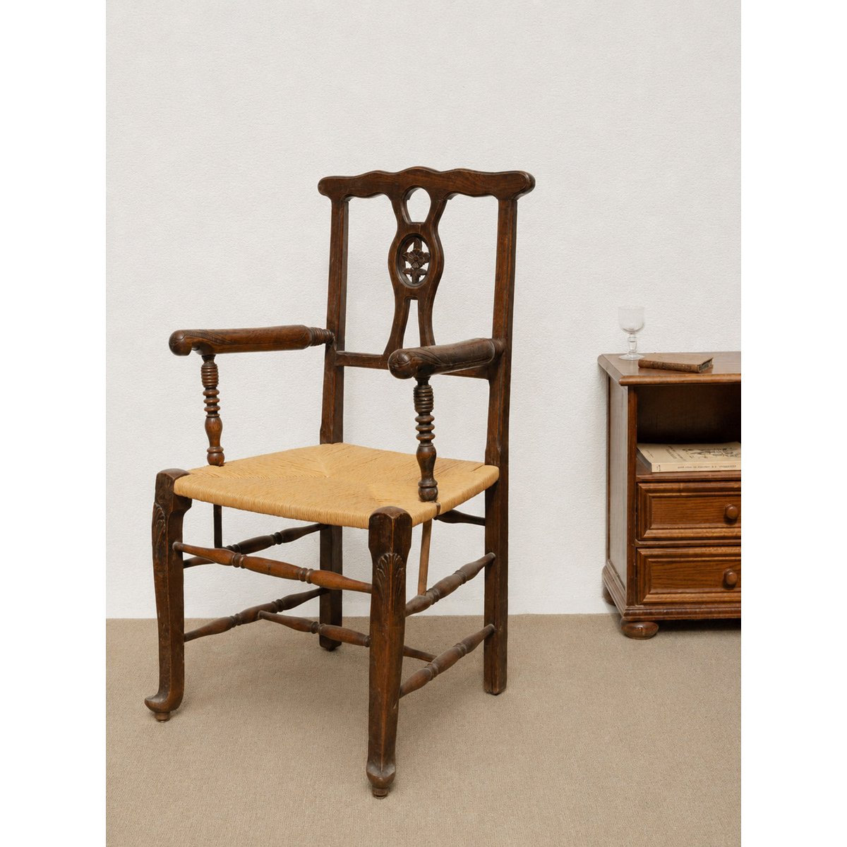 Grand fauteuil en bois gravé et en paille Ernest N°1084 - Bon état bois foncé, DEBONGOUT