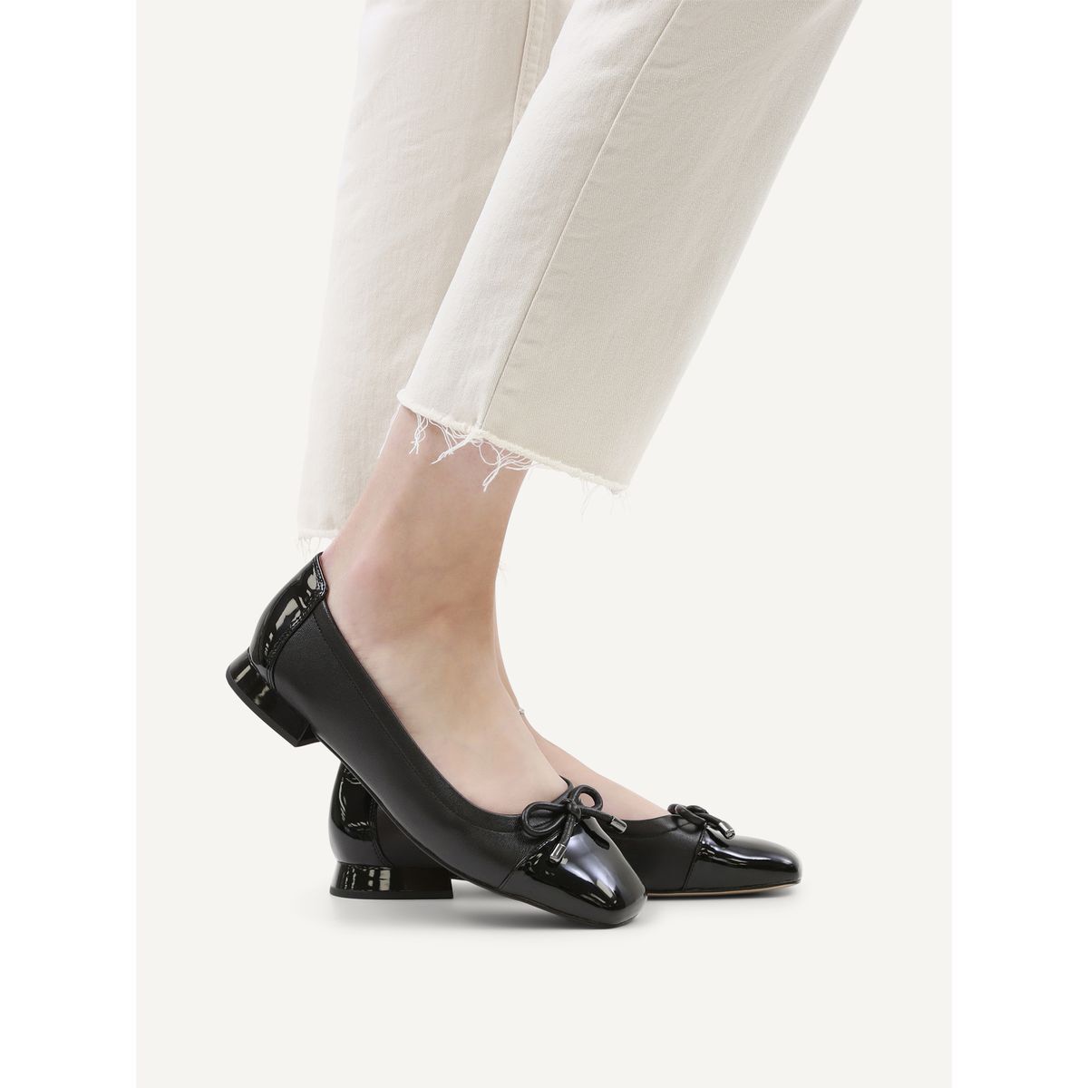 Ballerine en cuir noir zèbre, CAPRICE