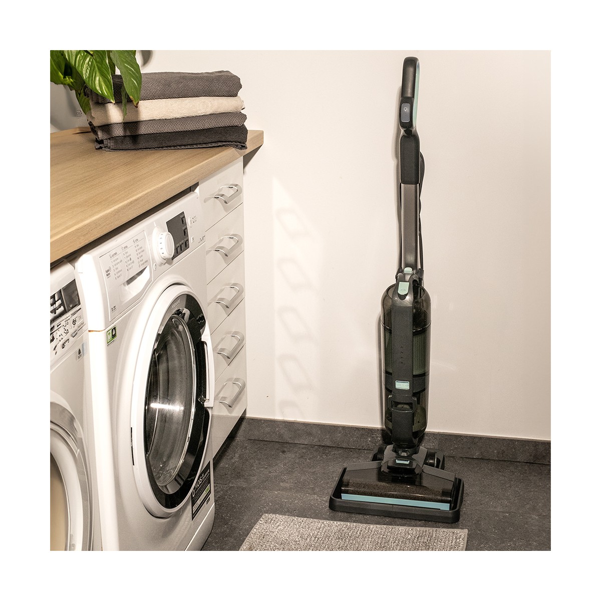 CLEAN'UP Aspirateur balai laveur filaire couleur unique, LIVOO