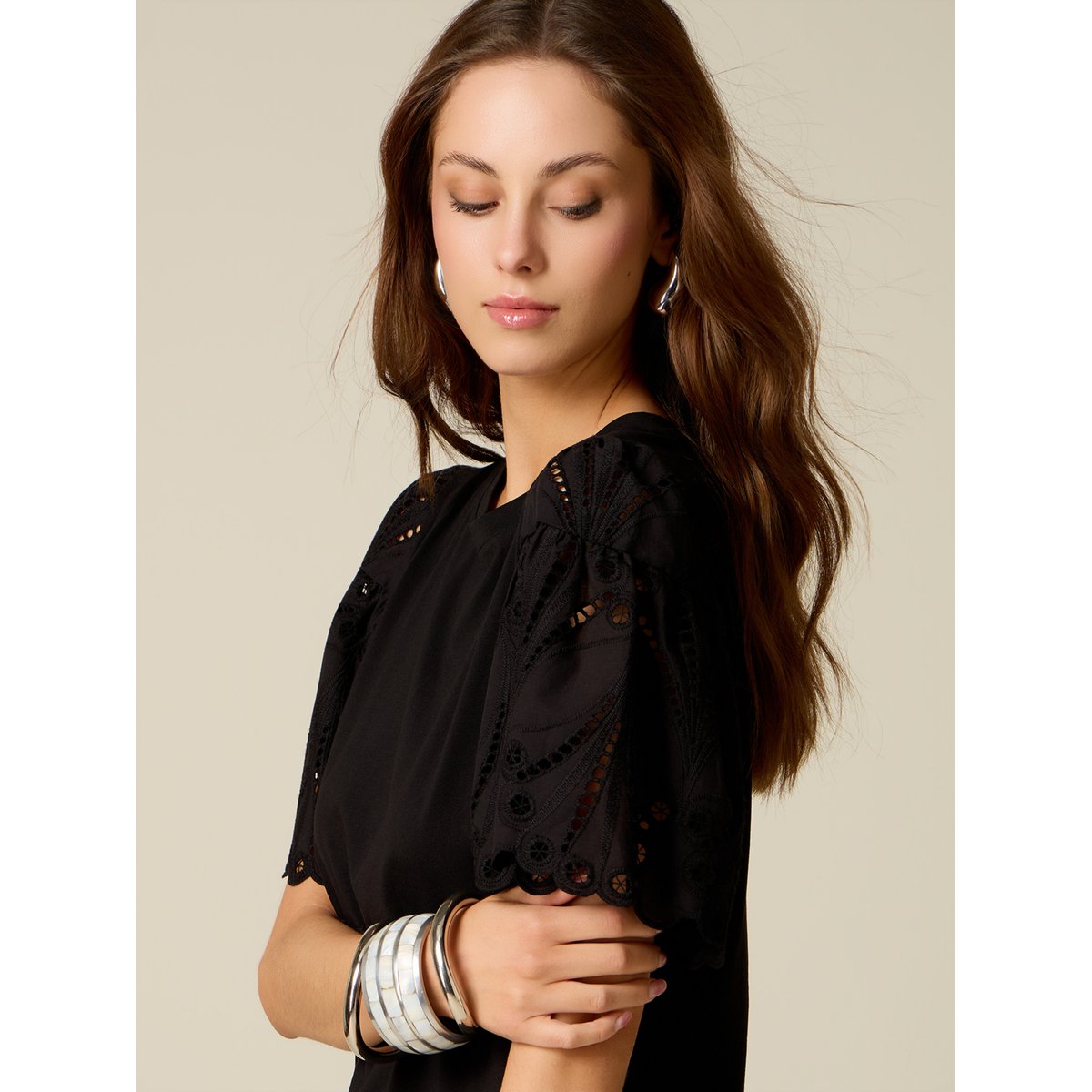 T-shirt avec manches en broderie anglaise noir, OLTRE