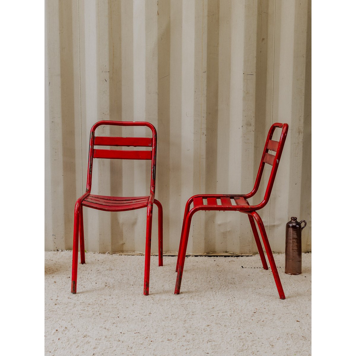 Paire de chaises en métal rouge Alma N°1589 - Bon état rouge, DEBONGOUT