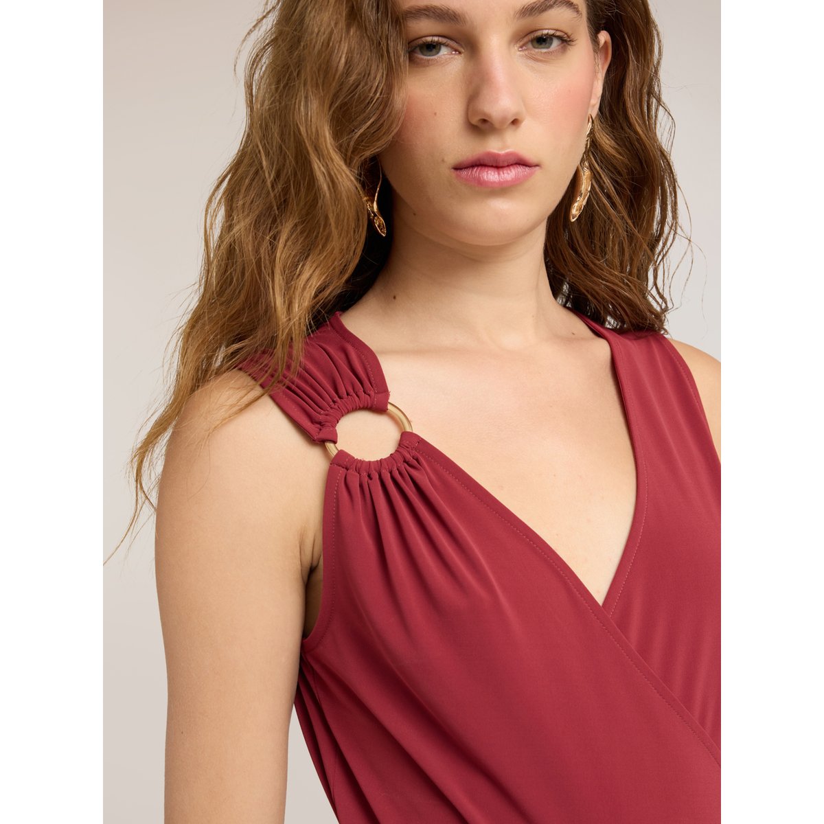 Top body avec drapé et anneau métallique. rouge, MOTIVI