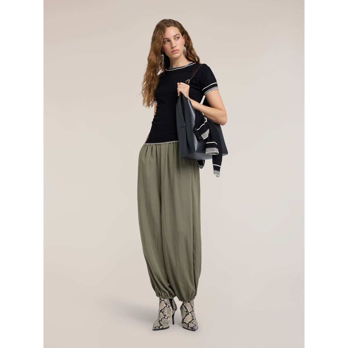 Pull en maille unie avec bords contrastants noir, MOTIVI