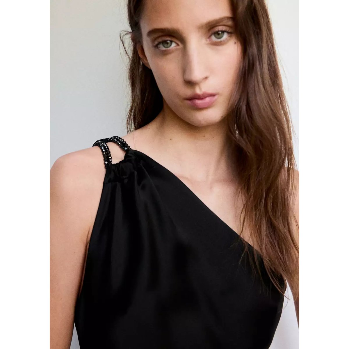 Robe satinée à bretelles perles noir, MANGO