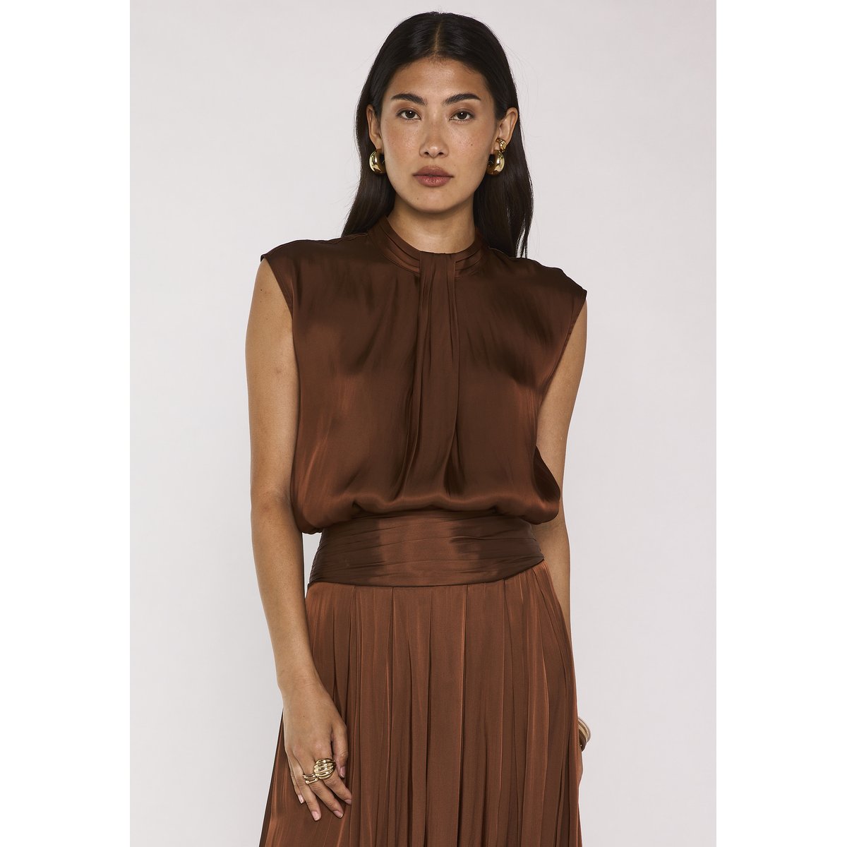 Blouse satinée sans manches MARLON caramel, Maison 123