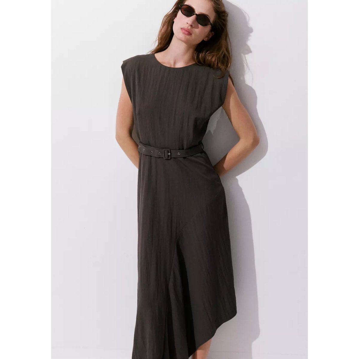 Robe asymétrique ceinture marron, MANGO