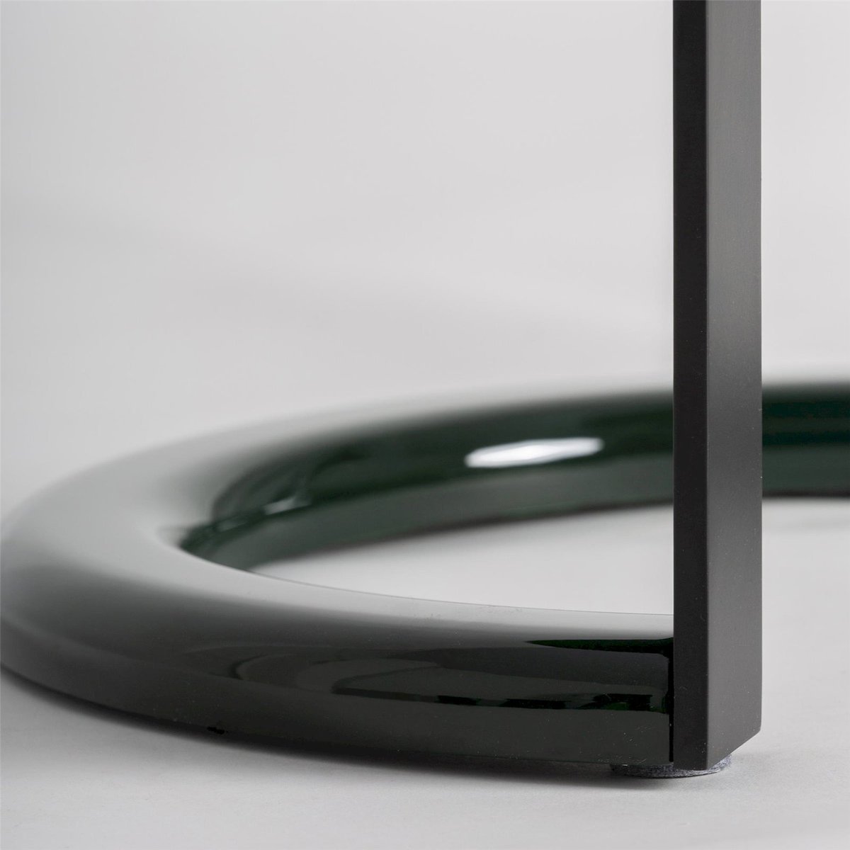 Table d'appoint contemporaine en bois vert laqué et noir, RECOLLECTION