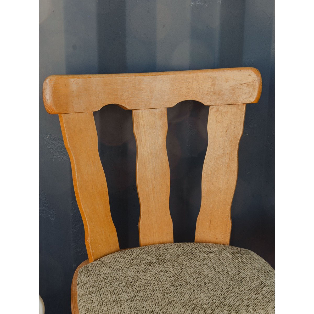 Paire de chaises en bois et tissu vert Alma N°1870 - Bon état bois clair, DEBONGOUT