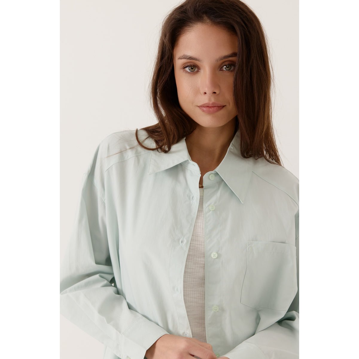 Chemise Alzea à la coupe droite et légèrement ample avec un col classique structuré. l-green, ARTLOVE