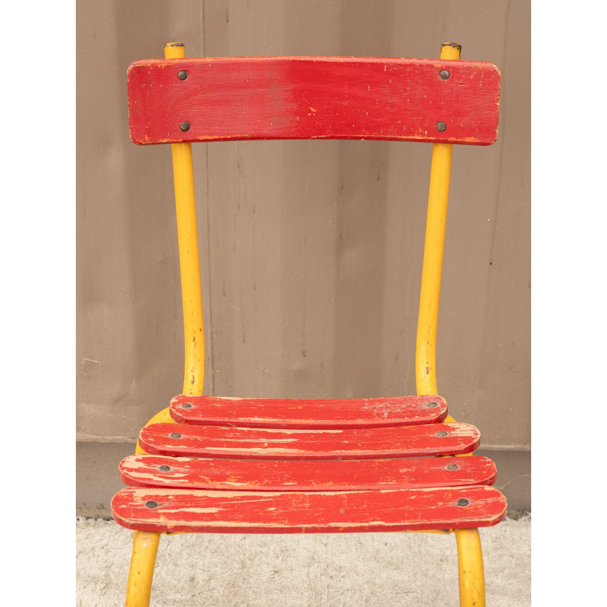 Lot de 6 chaises en métal rouge et jaune Alma N°2020 - Bon état rouge, DEBONGOUT