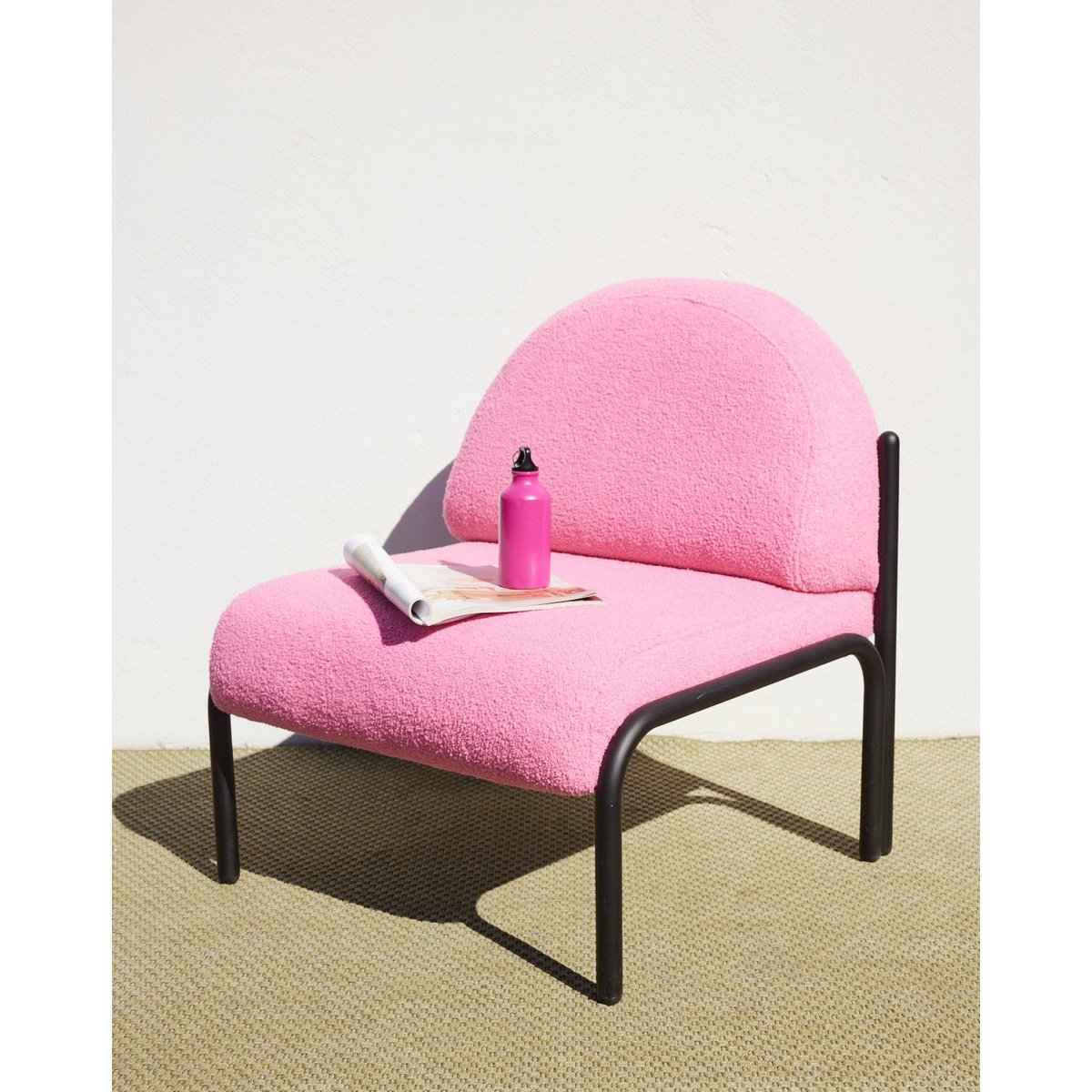 Fauteuil rose bonbon Jakob N°1354 - Bon état noir, DEBONGOUT