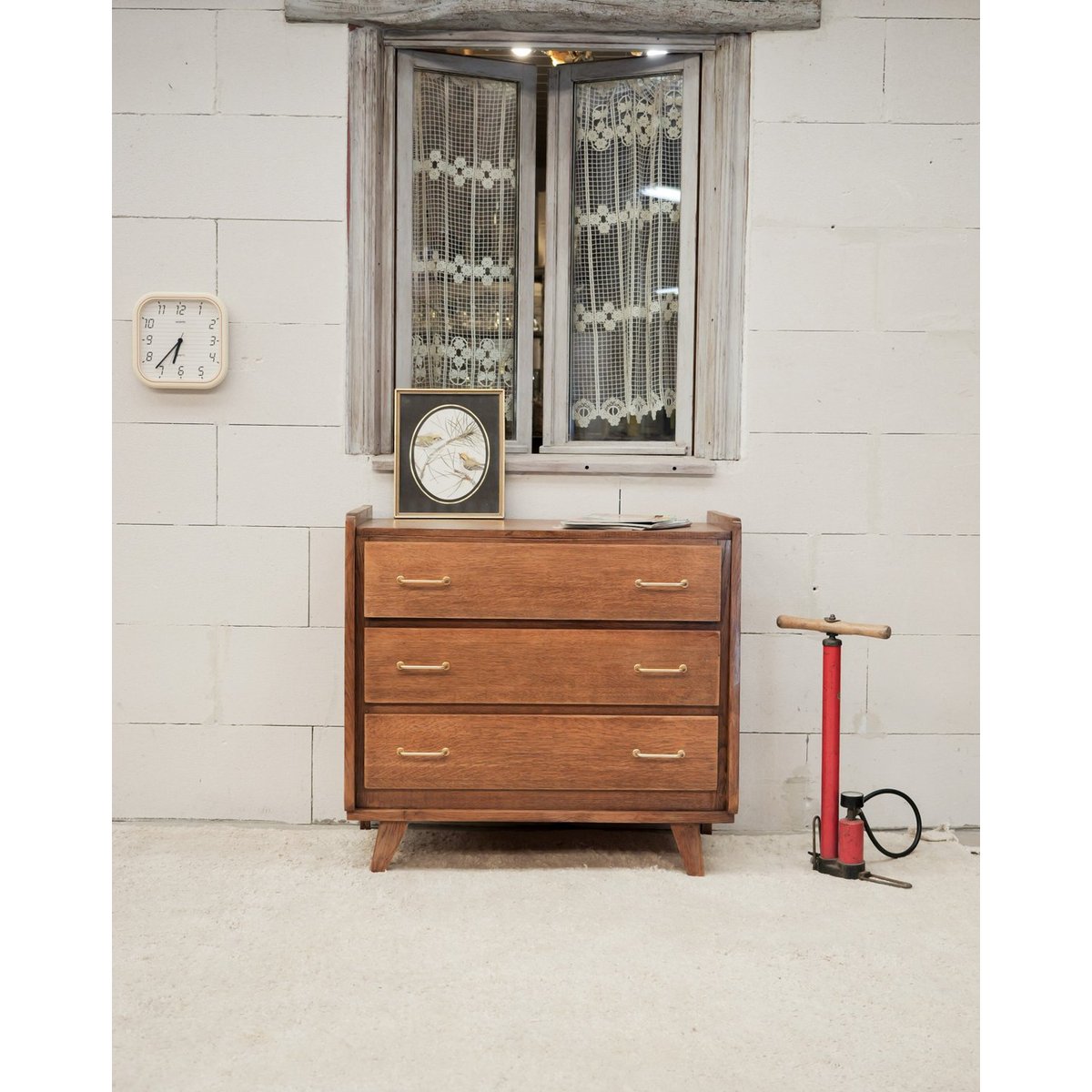 Commode aux poignées dorées Olga N°1094 - Bon état bois clair, DEBONGOUT